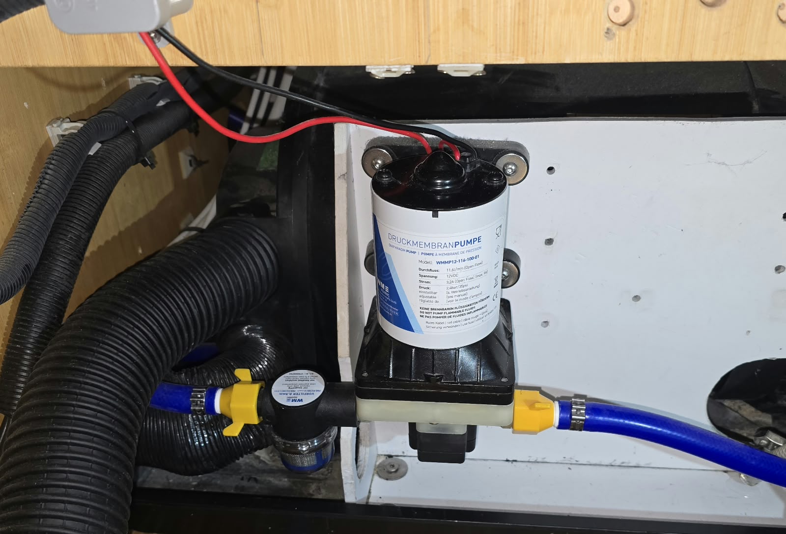 WM-Aquatec-Druckpumpe mit Vorfilter und Absperrhähnen im Camper eingebaut